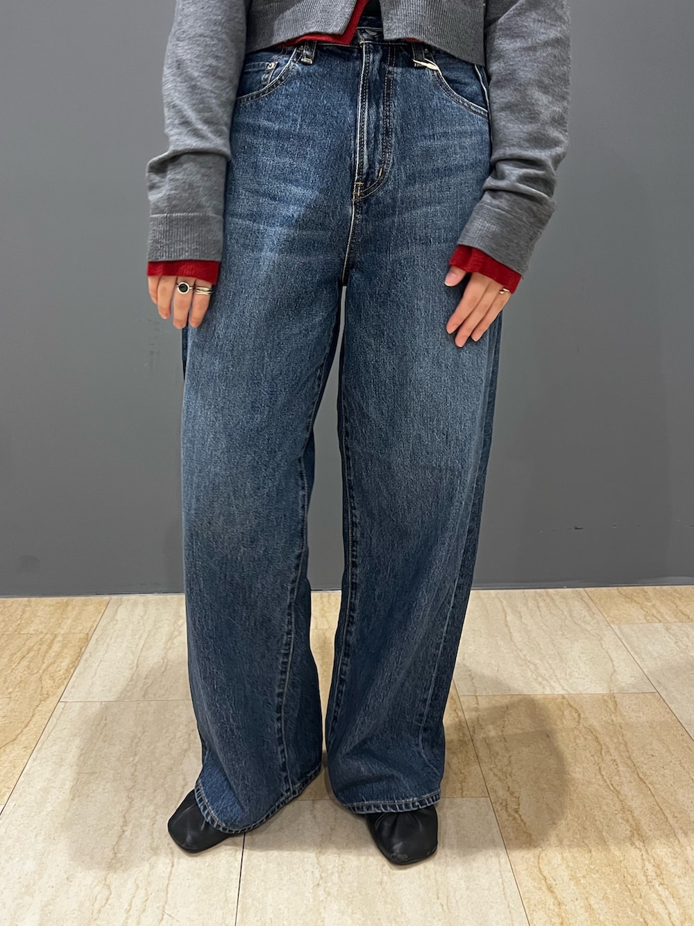 ブルー系のデニムパンツ、レッド系のカーディガン/ボレロを着用したレディースの秋コーディネートの6枚目の写真