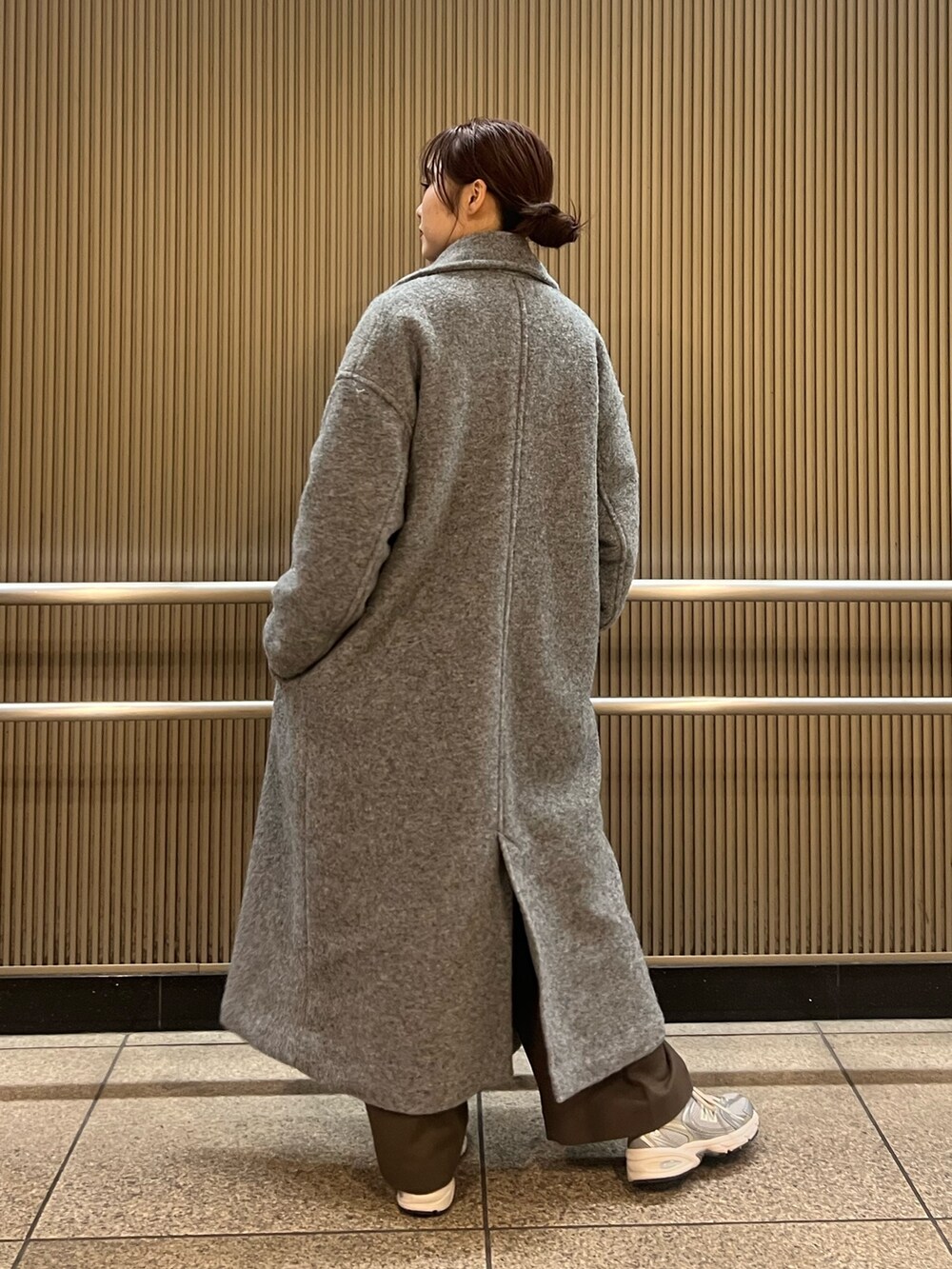 ブラウン系のその他パンツ、ホワイト系のニット/セーター、グレー系のチェスターコートを着用したレディースの冬コーディネートの4枚目の写真