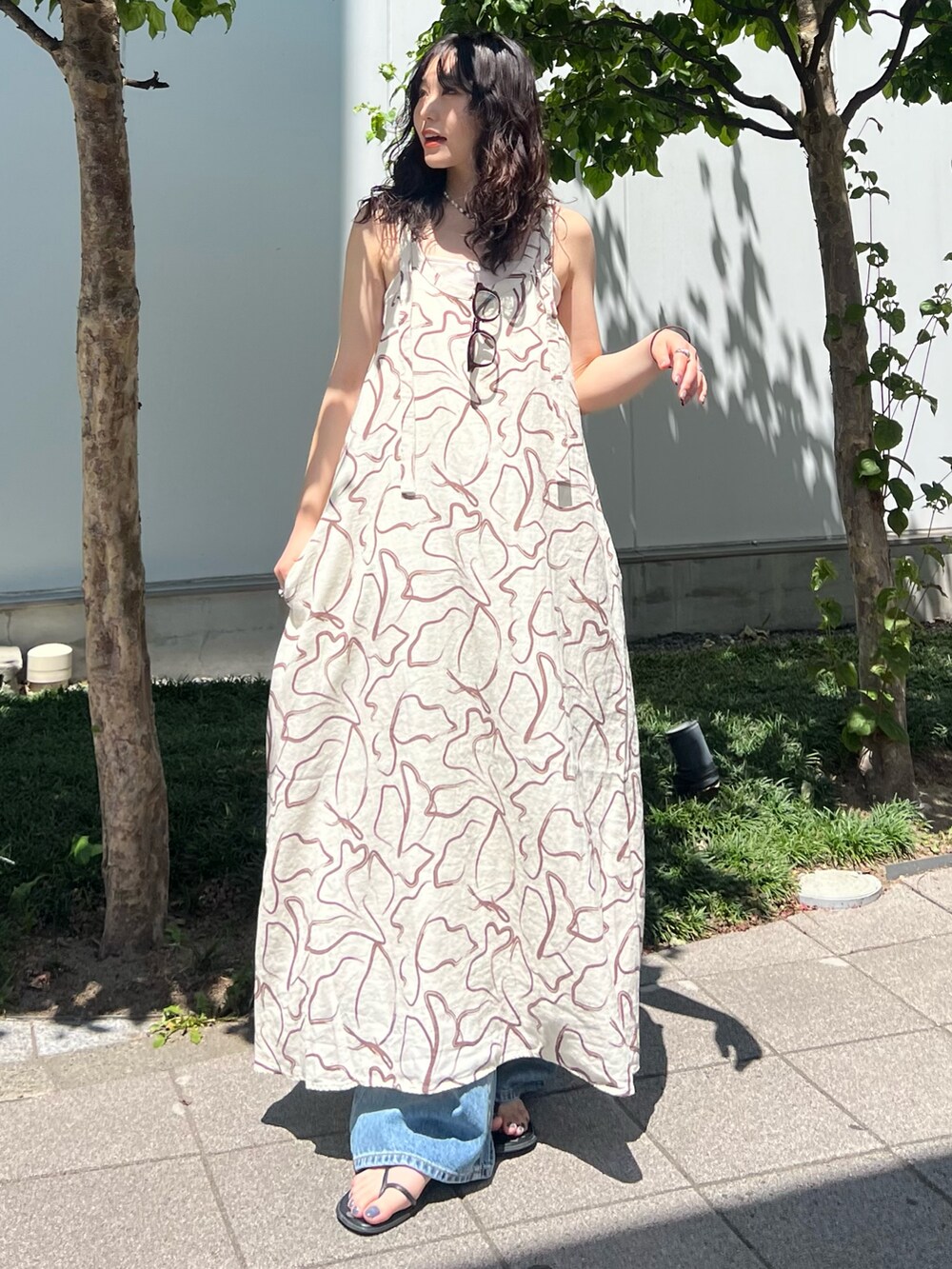 その他のワンピース、ブルー系のデニムパンツ、ホワイト系のキャミソールを着用したレディースの夏コーディネートの2枚目の写真