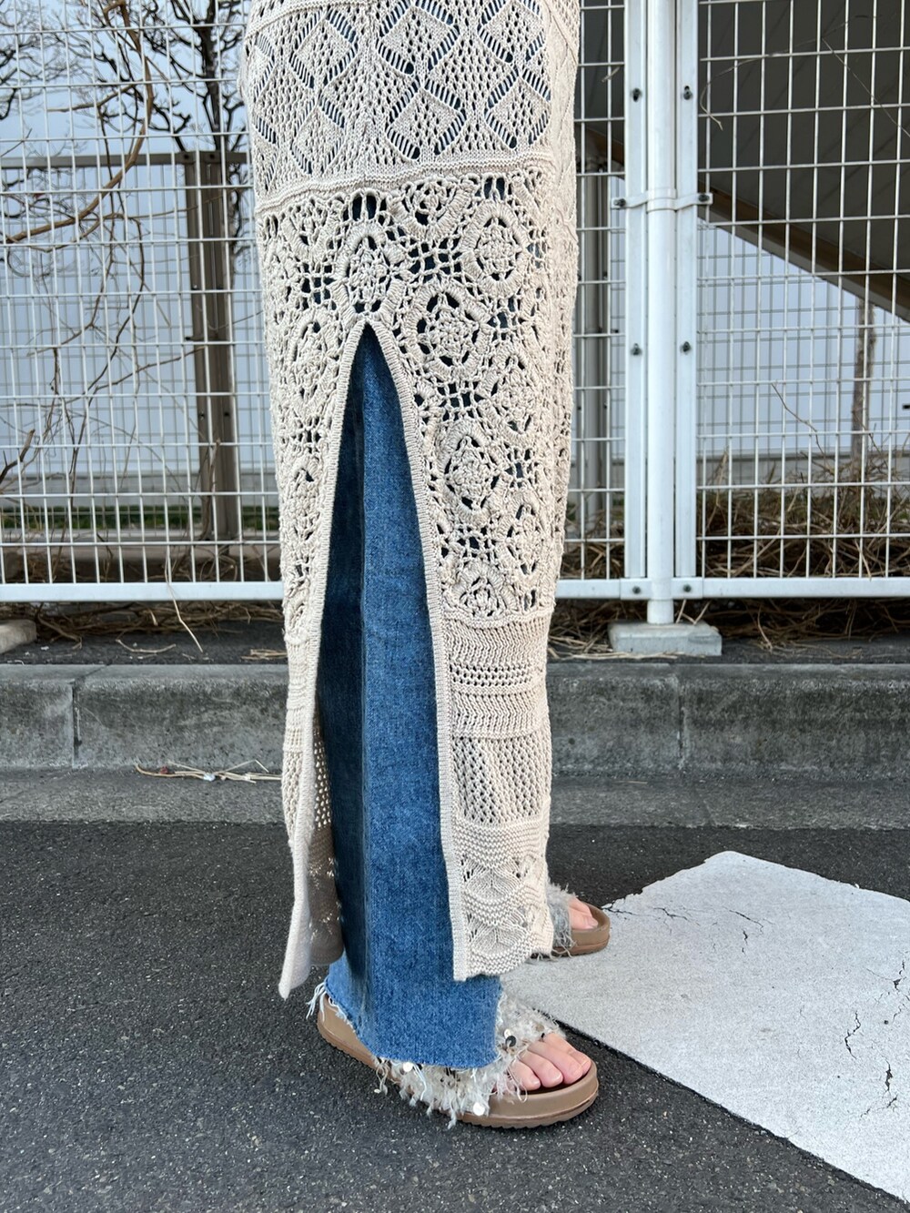 ホワイト系のワンピース、ホワイト系のTシャツ/カットソー、ホワイト系のサンダルを着用したレディースの春コーディネートの7枚目の写真