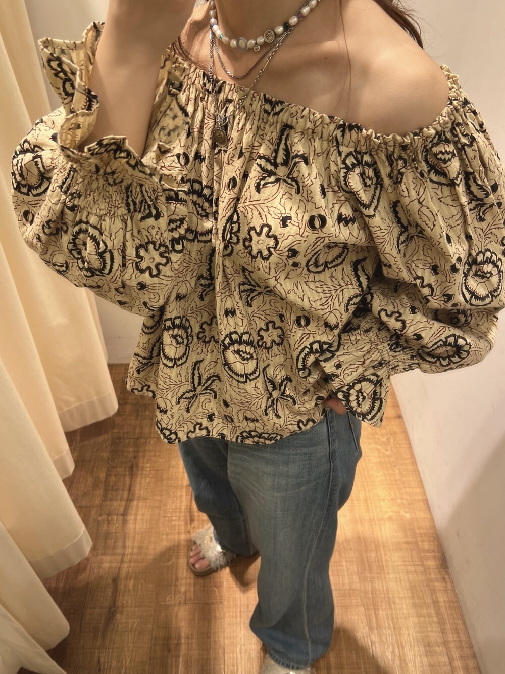 その他のシャツ/ブラウス、ブルー系のデニムパンツ、ホワイト系のサンダルを着用したレディースの春コーディネートの4枚目の写真