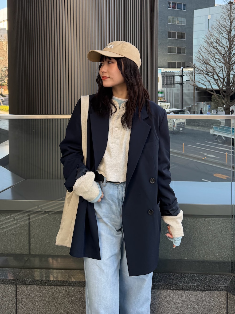 ホワイト系のTシャツ/カットソー、ブルー系のテーラードジャケット、ブルー系のTシャツ/カットソーを着用したレディースの冬コーディネートの5枚目の写真