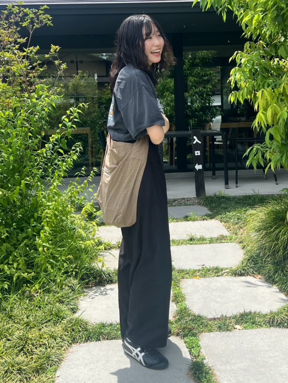 ブラック系のその他パンツ、グレー系のTシャツ/カットソーを着用したレディースの夏コーディネートの2枚目の写真