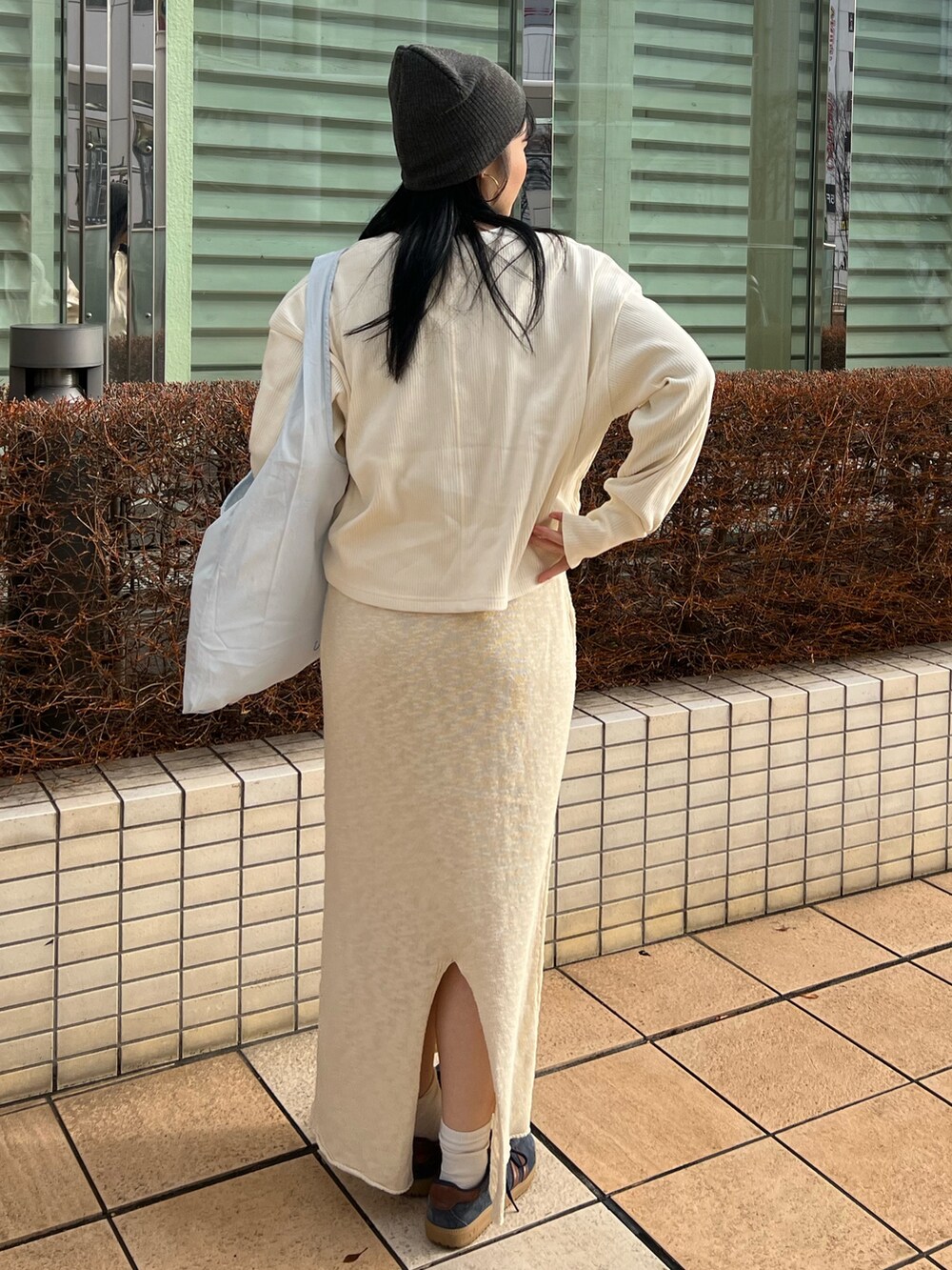 ホワイト系のスカート、ホワイト系のTシャツ/カットソー、ブルー系のエコバッグ/サブバッグを着用したレディースの冬コーディネートの4枚目の写真