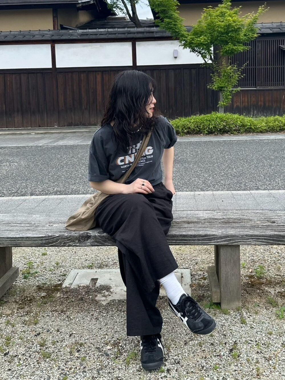 ブラック系のその他パンツ、グレー系のTシャツ/カットソーを着用したレディースの夏コーディネートの5枚目の写真