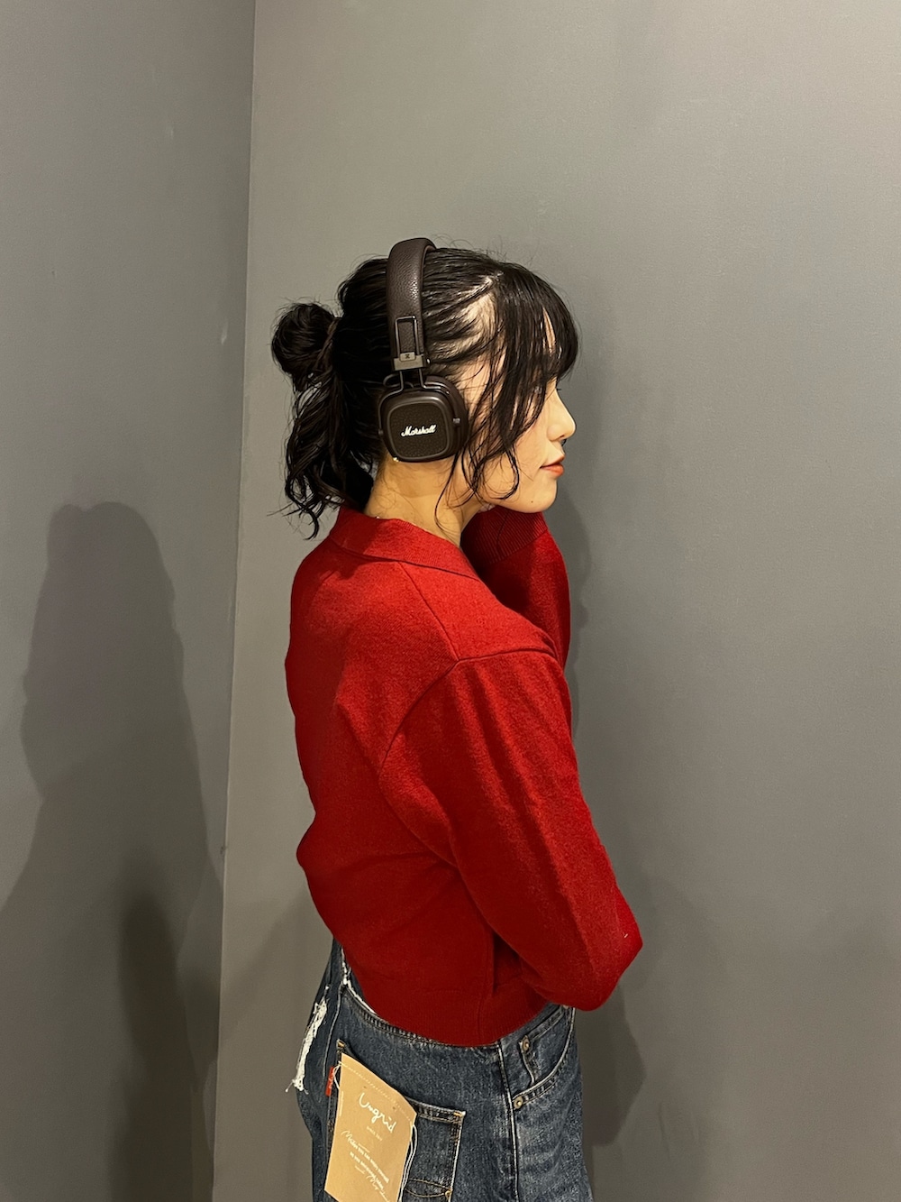 ブルー系のデニムパンツ、レッド系のカーディガン/ボレロを着用したレディースの秋コーディネートの5枚目の写真