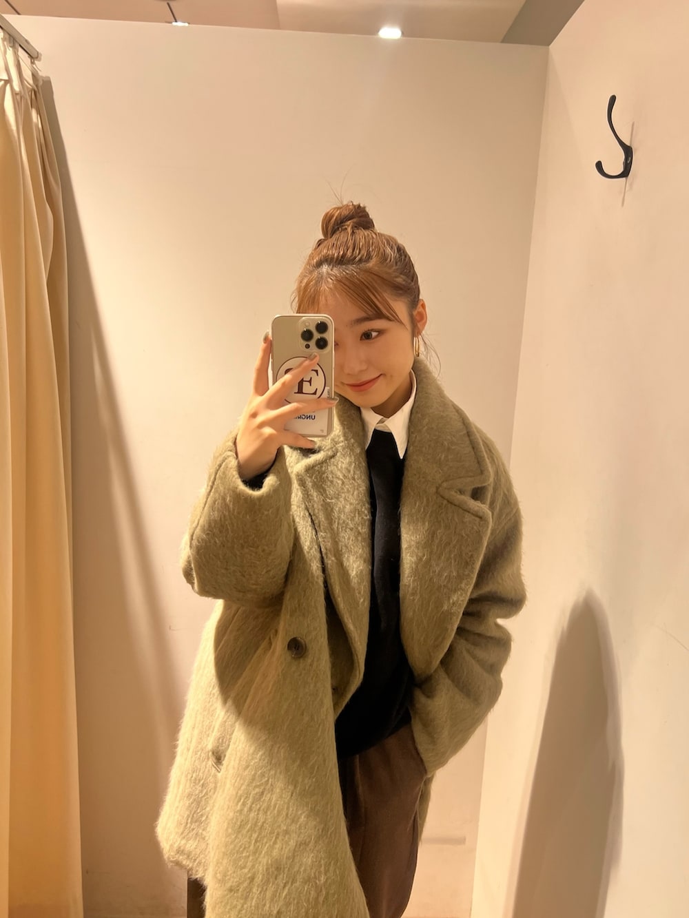 グリーン系のピーコート、ブラウン系のその他パンツ、ホワイト系のシャツ/ブラウスを着用したレディースの秋コーディネートの2枚目の写真