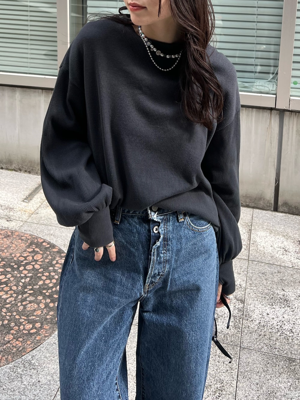 ブルー系のデニムパンツ、グレー系のTシャツ/カットソーを着用したレディースの冬コーディネートの7枚目の写真