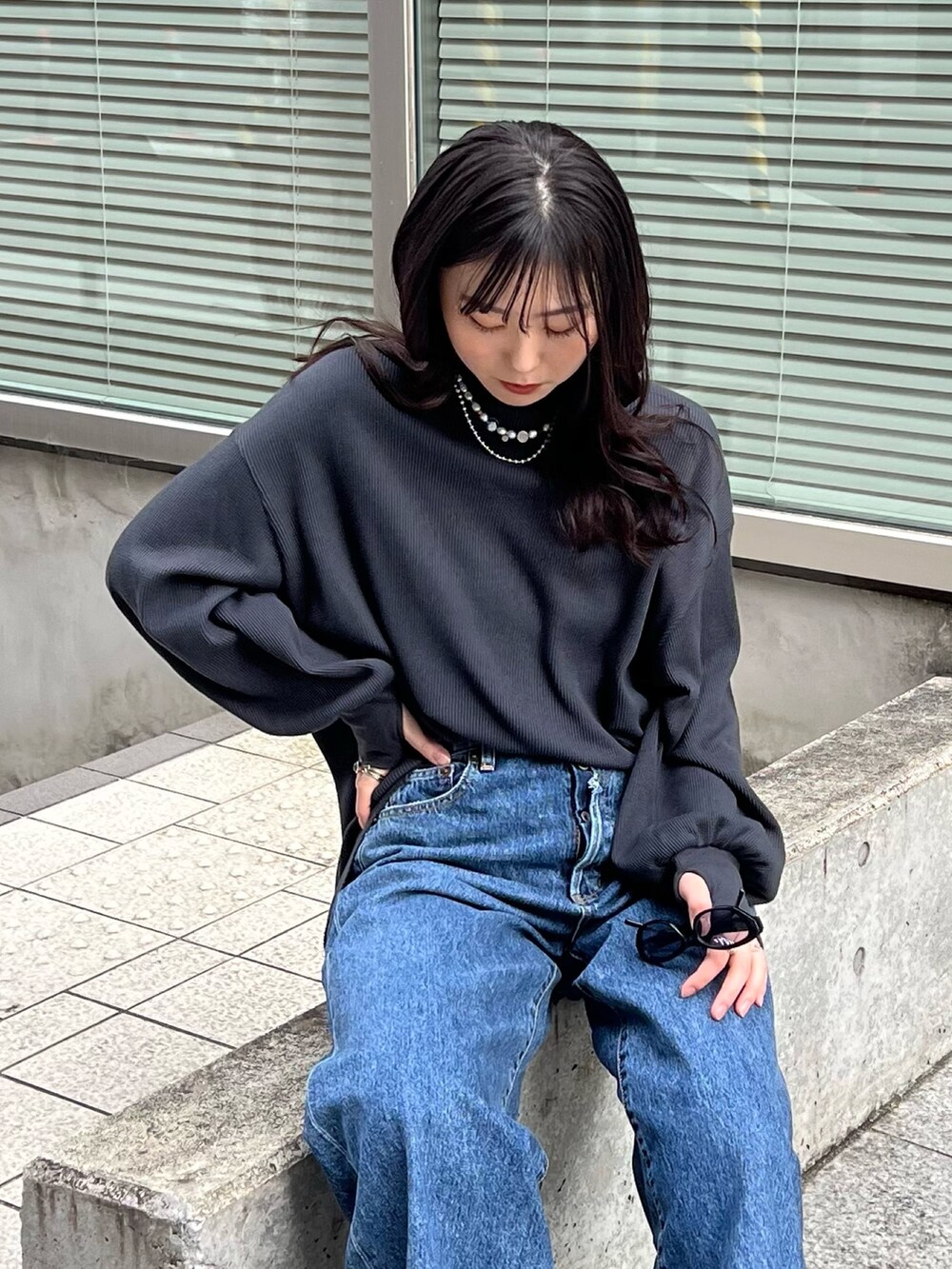 ブルー系のデニムパンツ、グレー系のTシャツ/カットソーを着用したレディースの冬コーディネートの6枚目の写真