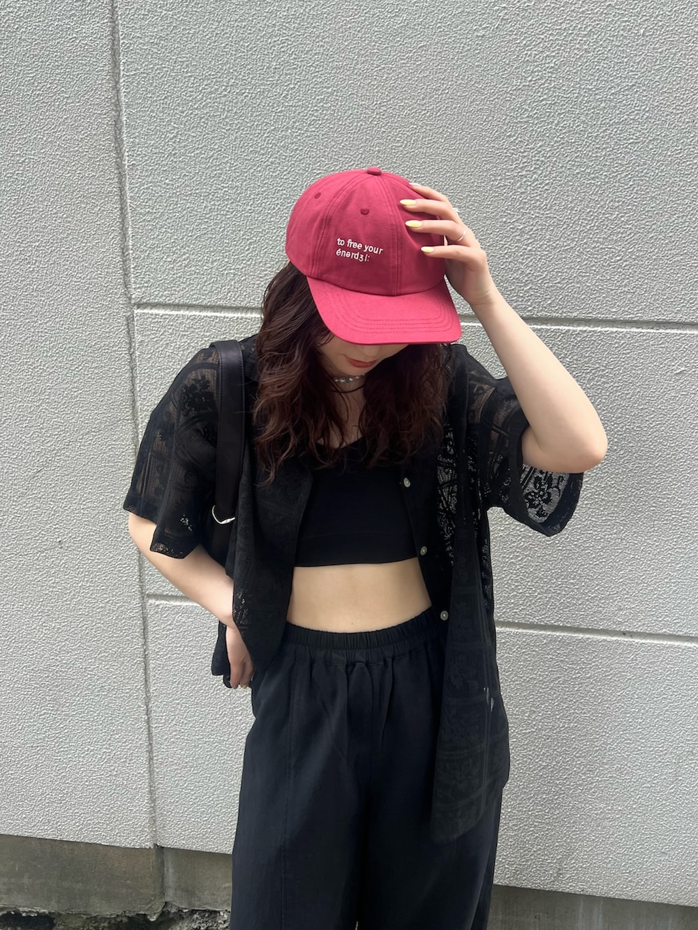 ブラック系のその他パンツ、ブラック系のシャツ/ブラウス、ブラック系のキャミソールを着用したレディースの春コーディネートの5枚目の写真