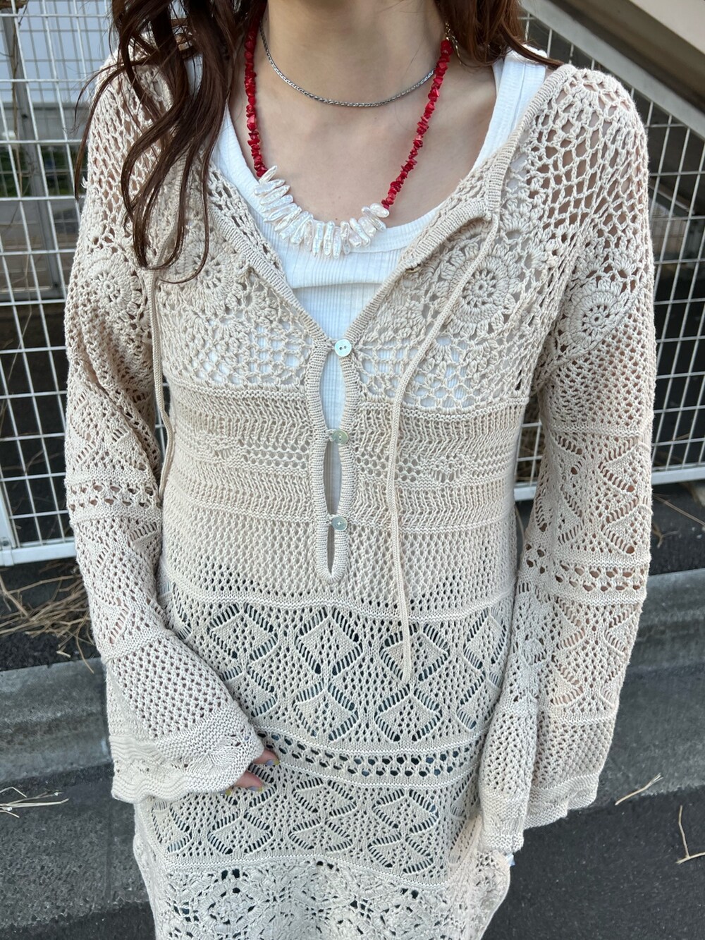 ホワイト系のワンピース、ホワイト系のTシャツ/カットソー、ホワイト系のサンダルを着用したレディースの春コーディネートの5枚目の写真