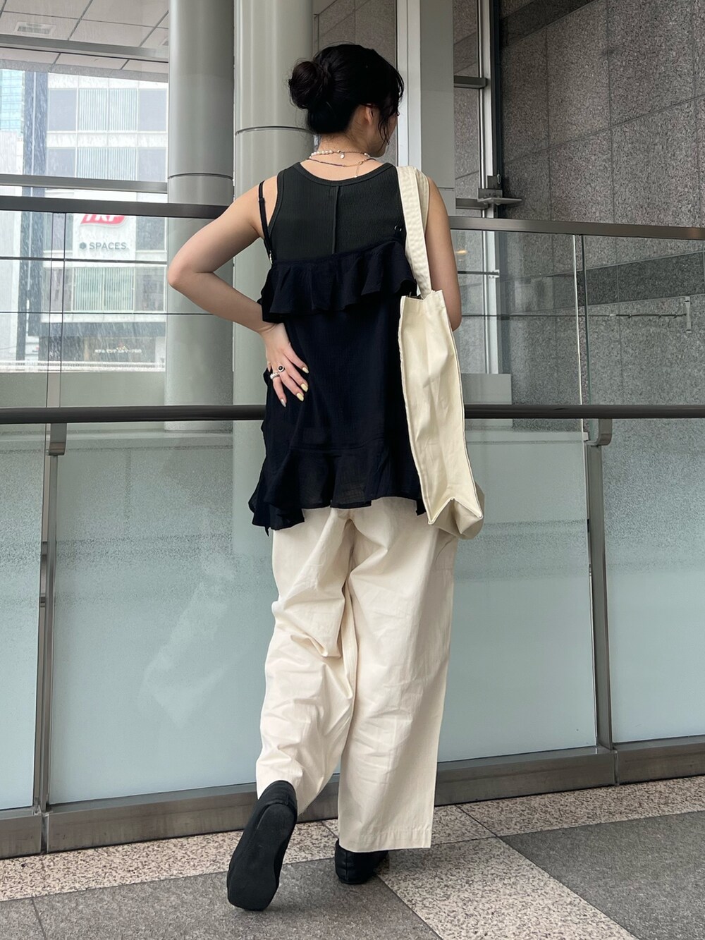 ホワイト系のその他パンツ、ブラック系のキャミソール、グレー系のタンクトップを着用したレディースの春コーディネートの5枚目の写真