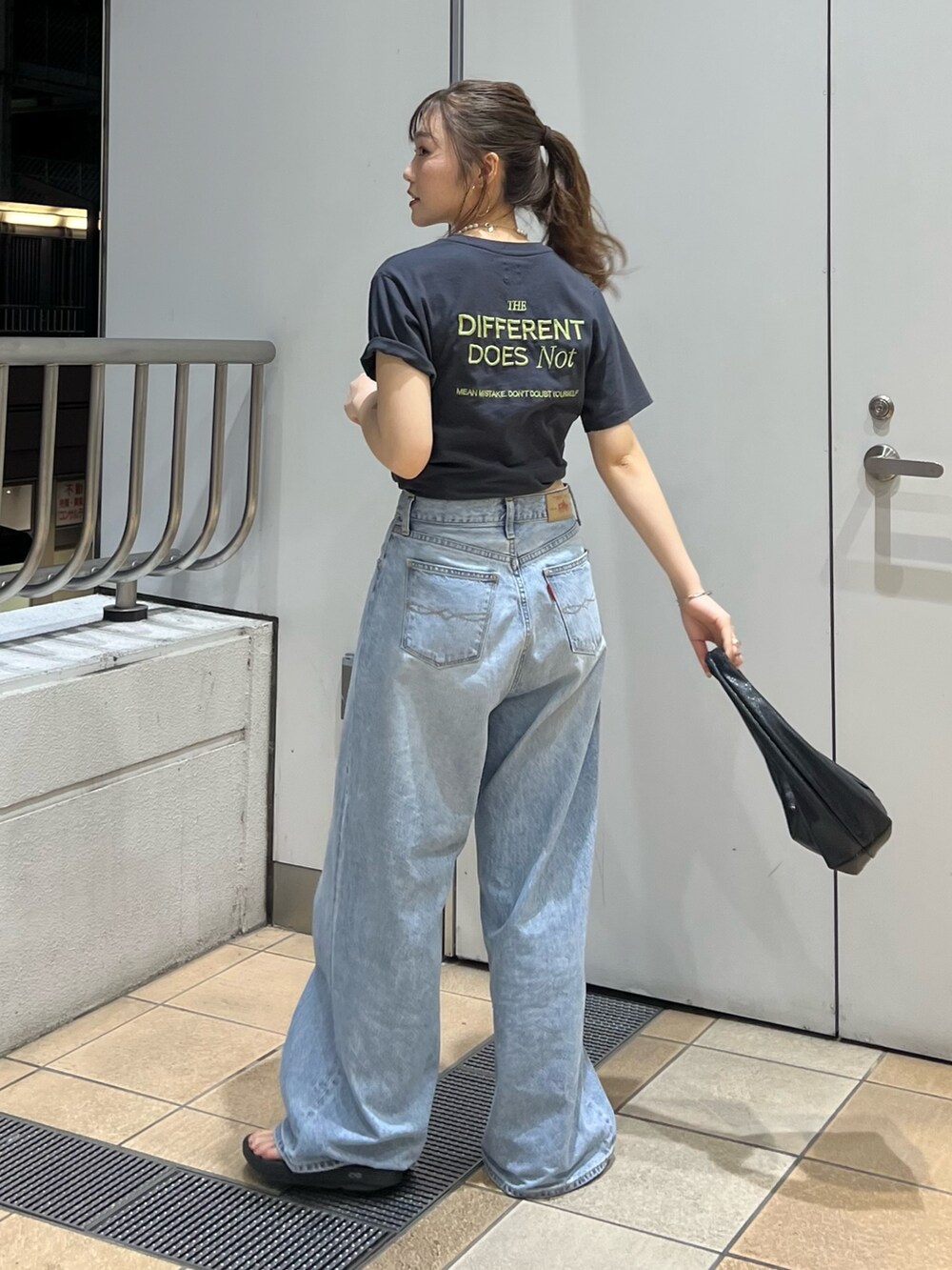 ブルー系のデニムパンツ、グレー系のTシャツ/カットソーを着用したレディースの夏コーディネートの4枚目の写真