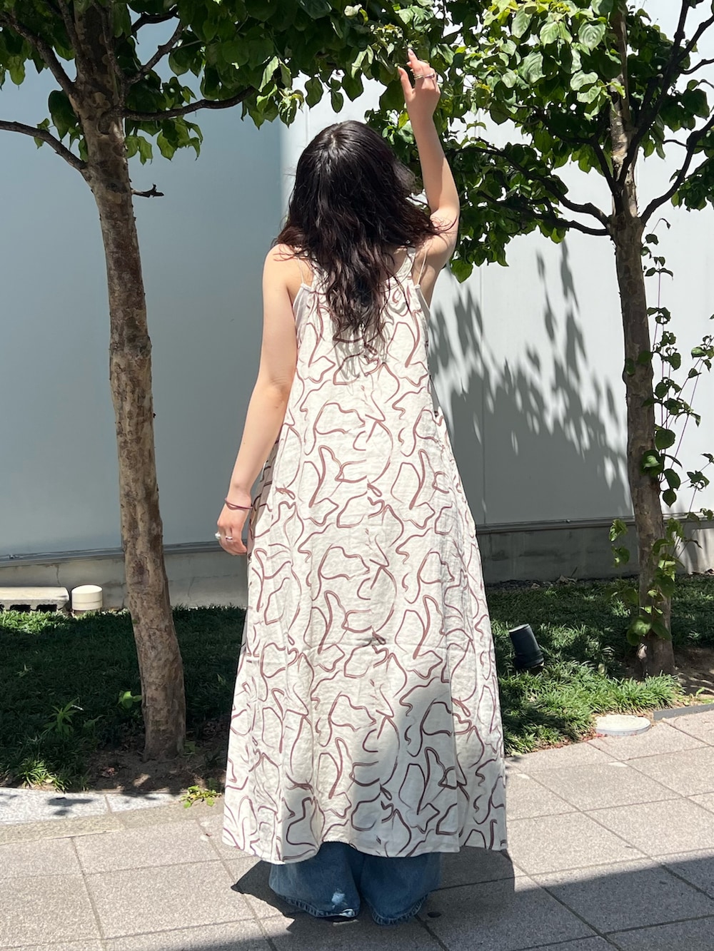 その他のワンピース、ブルー系のデニムパンツ、ホワイト系のキャミソールを着用したレディースの夏コーディネートの4枚目の写真