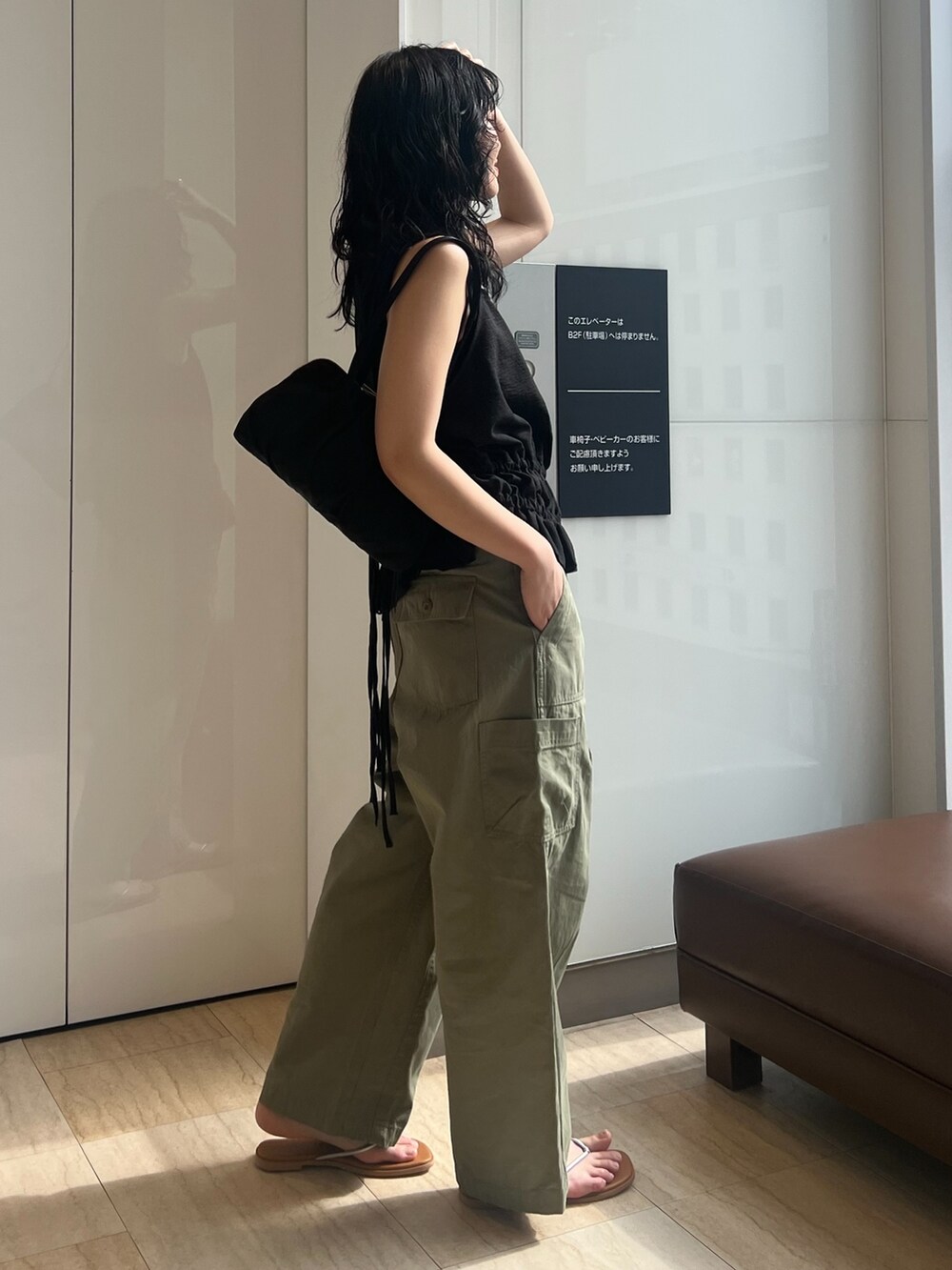 グリーン系のその他パンツ、ブラック系のタンクトップ、シルバー系のサンダルを着用したレディースの春コーディネートの2枚目の写真