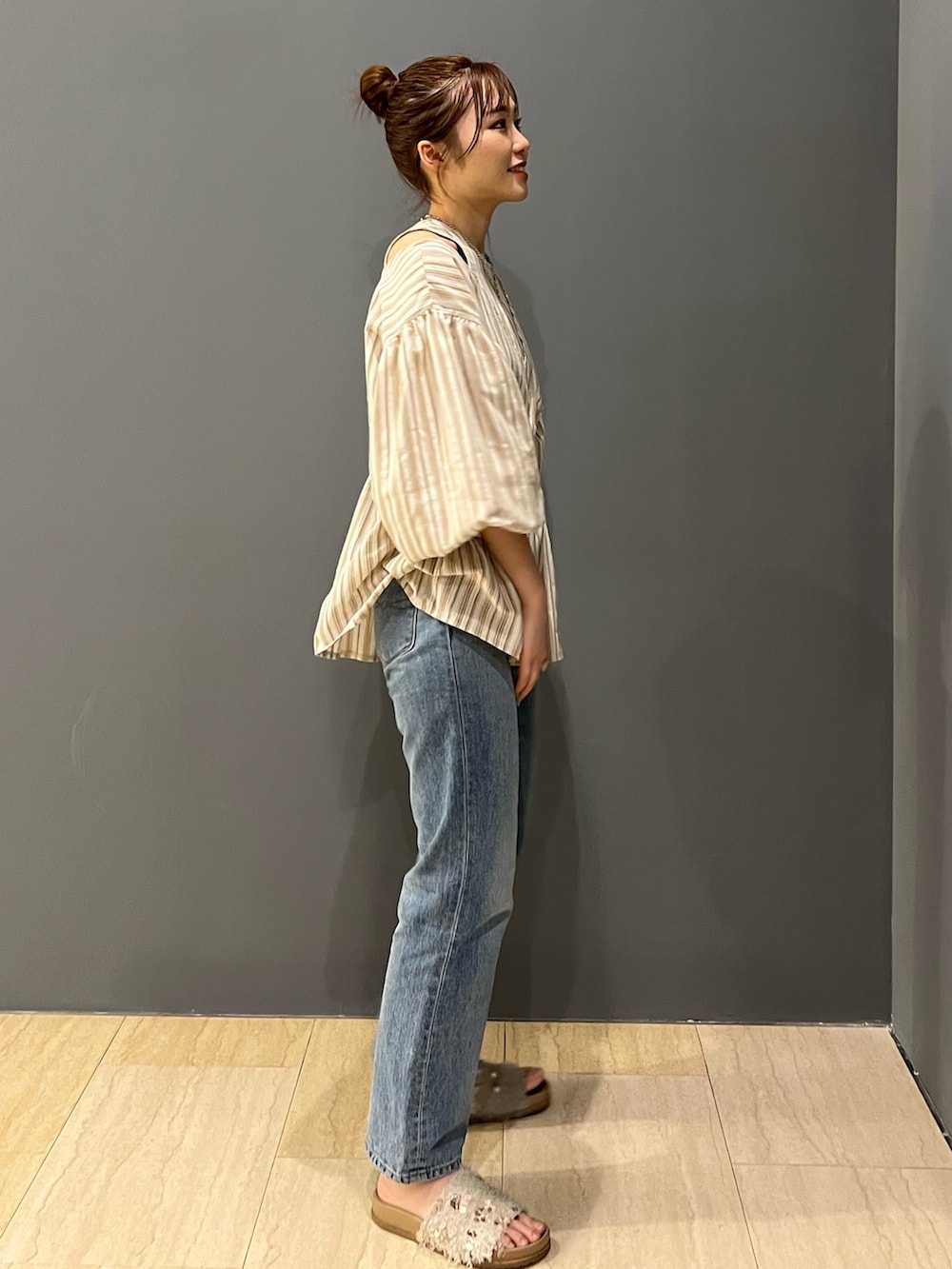 その他のシャツ/ブラウス、ブルー系のデニムパンツ、ホワイト系のサンダルを着用したレディースの春コーディネートの2枚目の写真