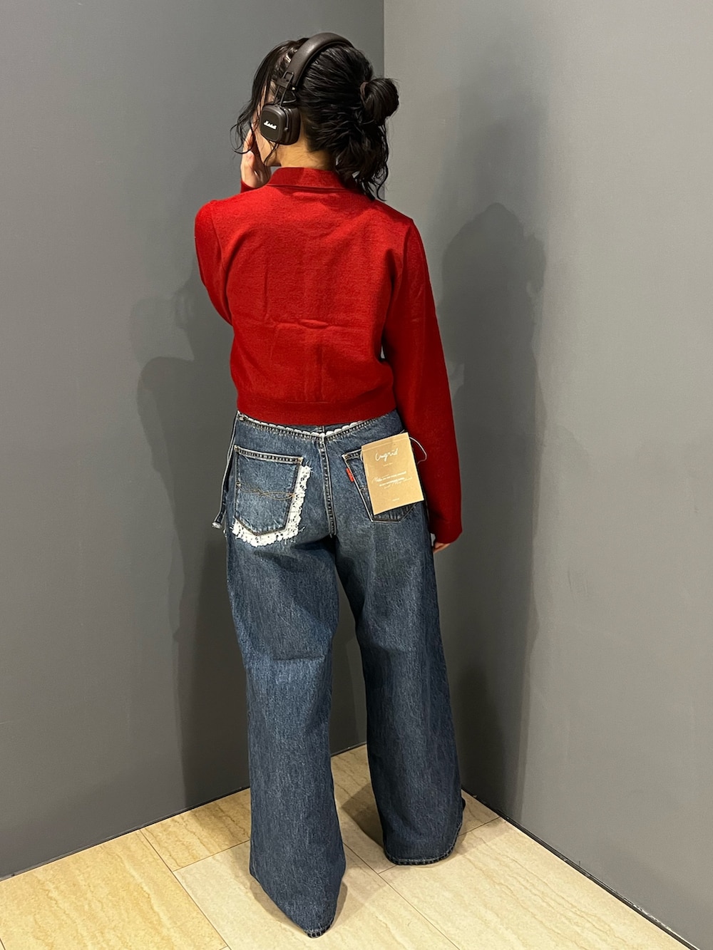 ブルー系のデニムパンツ、レッド系のカーディガン/ボレロを着用したレディースの秋コーディネートの3枚目の写真