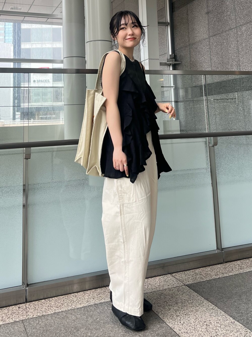 ホワイト系のその他パンツ、ブラック系のキャミソール、グレー系のタンクトップを着用したレディースの春コーディネートの2枚目の写真