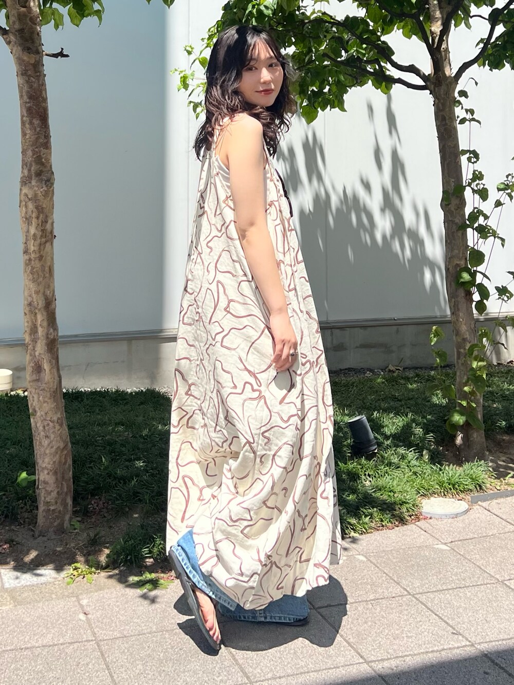 その他のワンピース、ブルー系のデニムパンツ、ホワイト系のキャミソールを着用したレディースの夏コーディネートの3枚目の写真