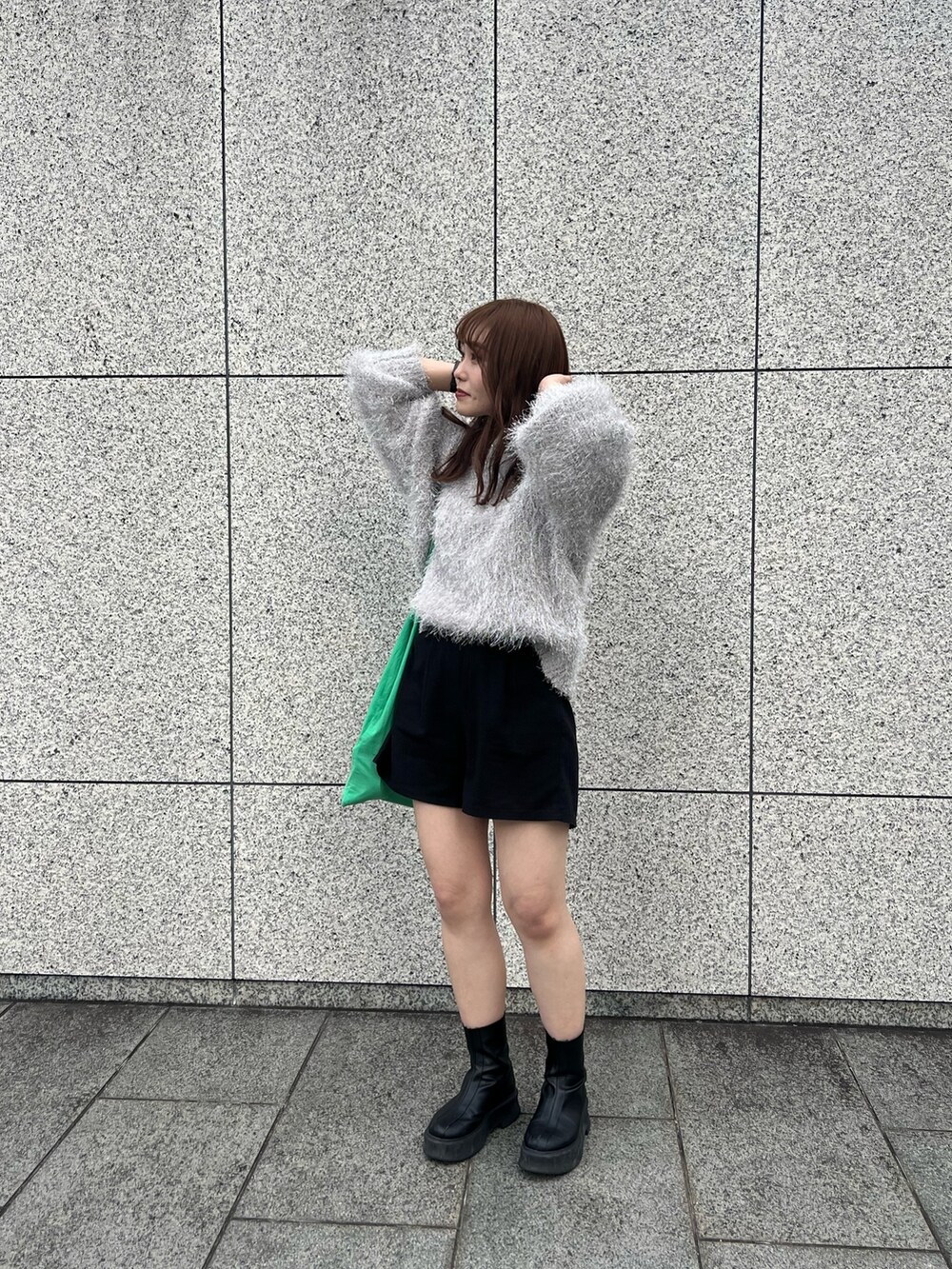 シルバー系のニット/セーター、ブラック系のブーツを着用したレディースの秋コーディネートの3枚目の写真