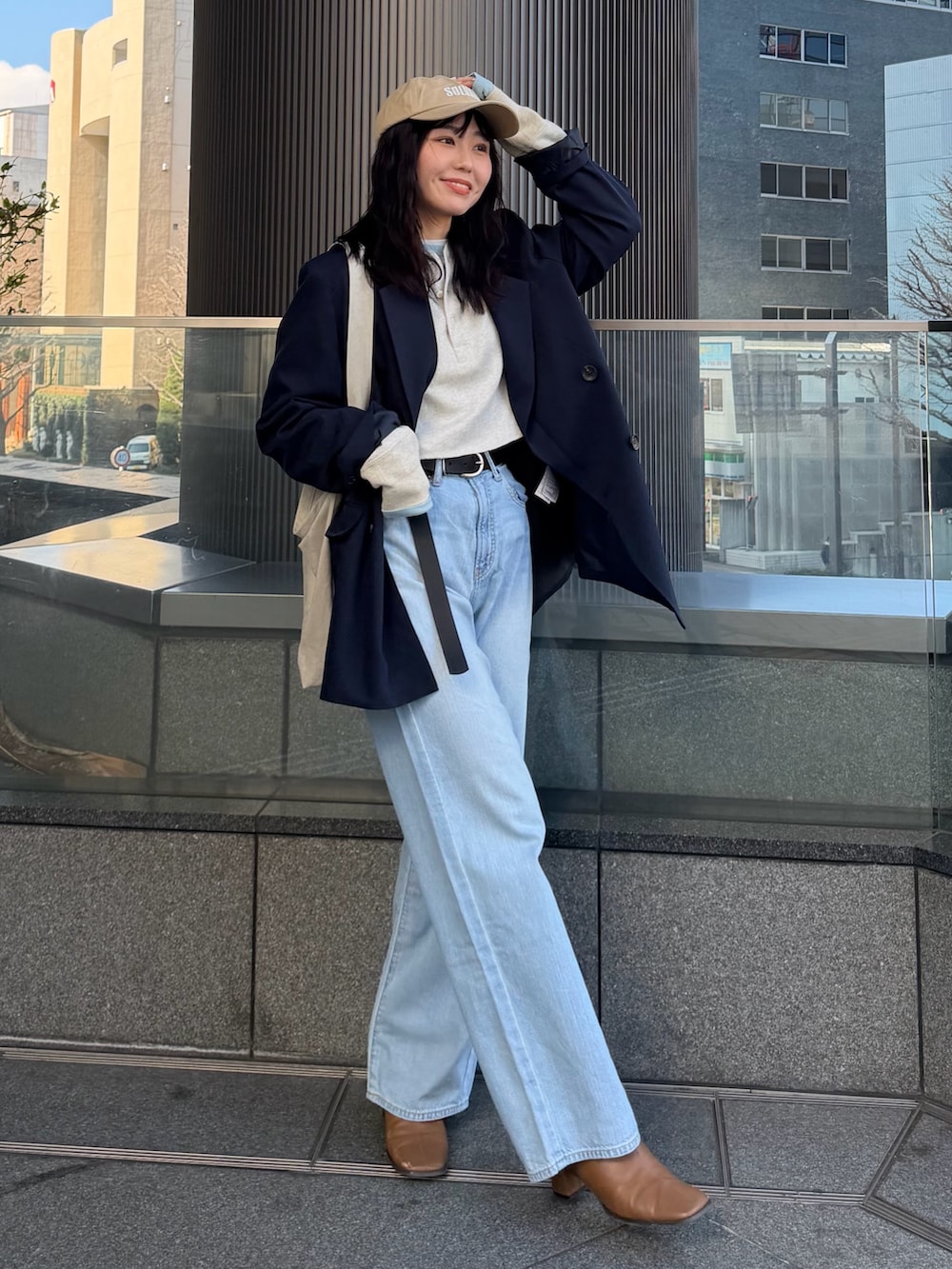 ホワイト系のTシャツ/カットソー、ブルー系のテーラードジャケット、ブルー系のTシャツ/カットソーを着用したレディースの冬コーディネートの2枚目の写真