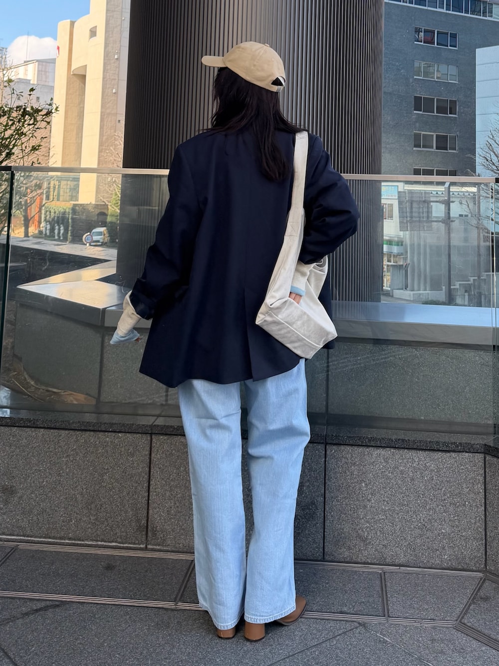 ホワイト系のTシャツ/カットソー、ブルー系のテーラードジャケット、ブルー系のTシャツ/カットソーを着用したレディースの冬コーディネートの4枚目の写真