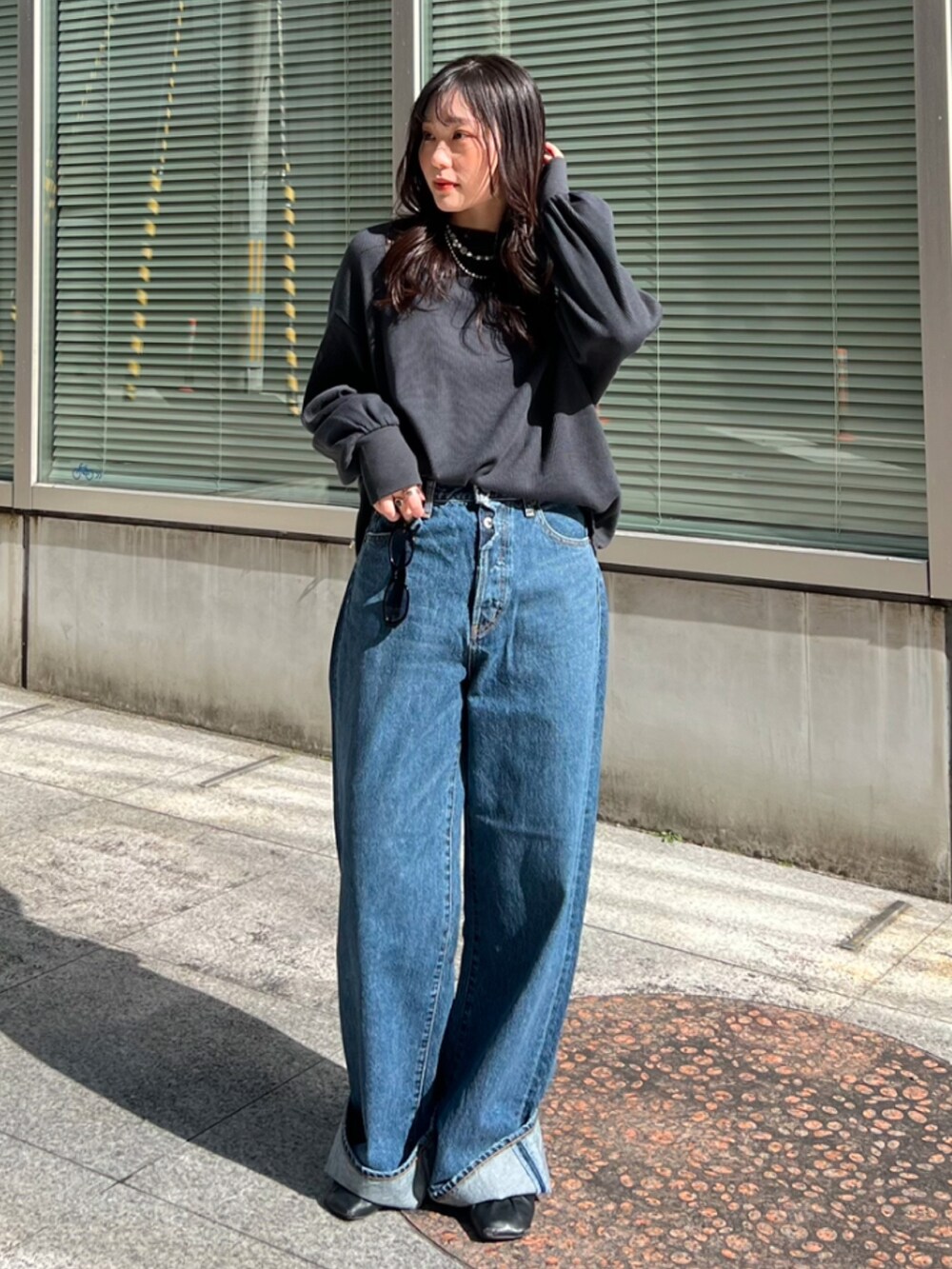 ブルー系のデニムパンツ、グレー系のTシャツ/カットソーを着用したレディースの冬コーディネートの2枚目の写真