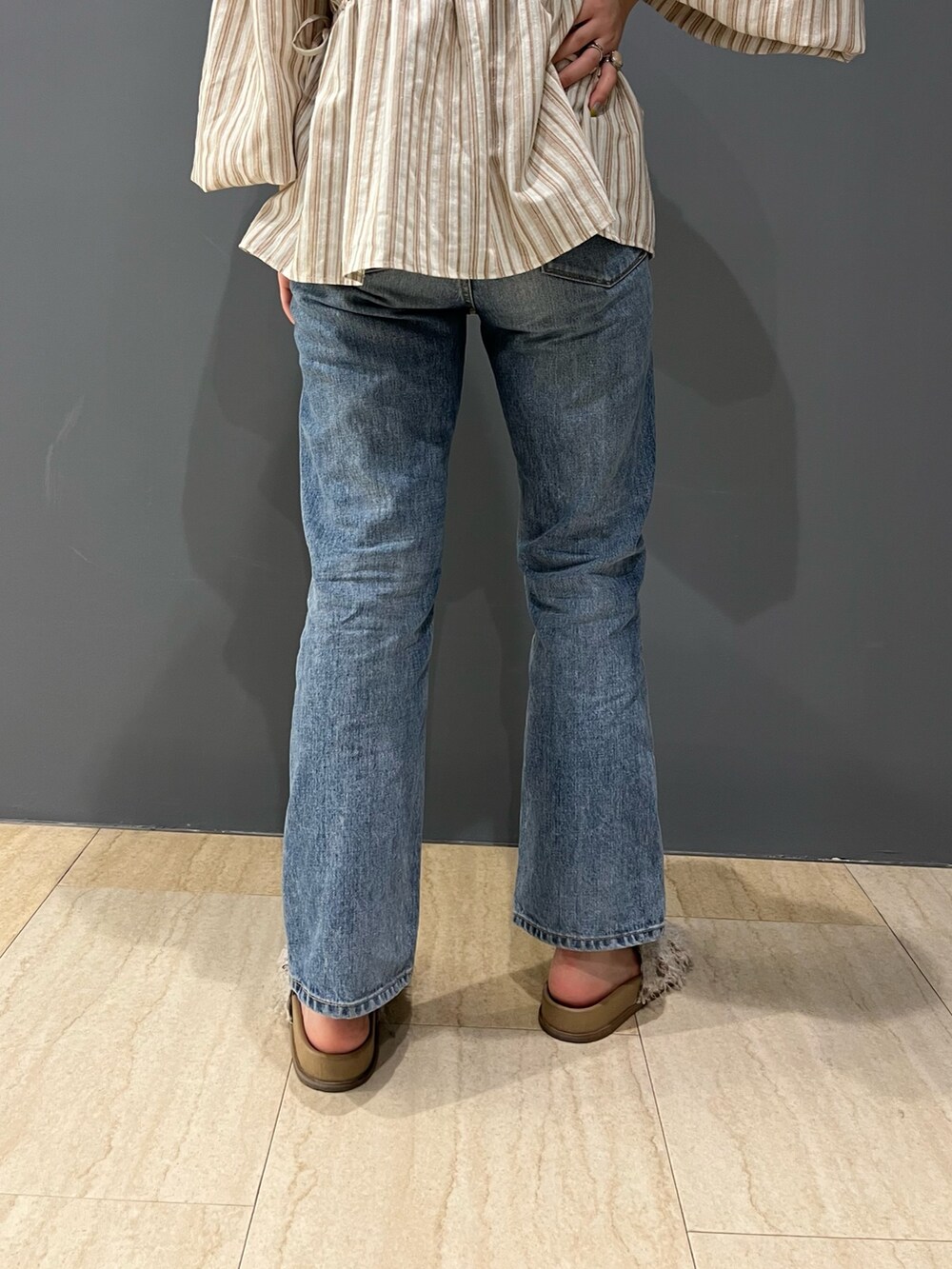 その他のシャツ/ブラウス、ブルー系のデニムパンツ、ホワイト系のサンダルを着用したレディースの春コーディネートの9枚目の写真