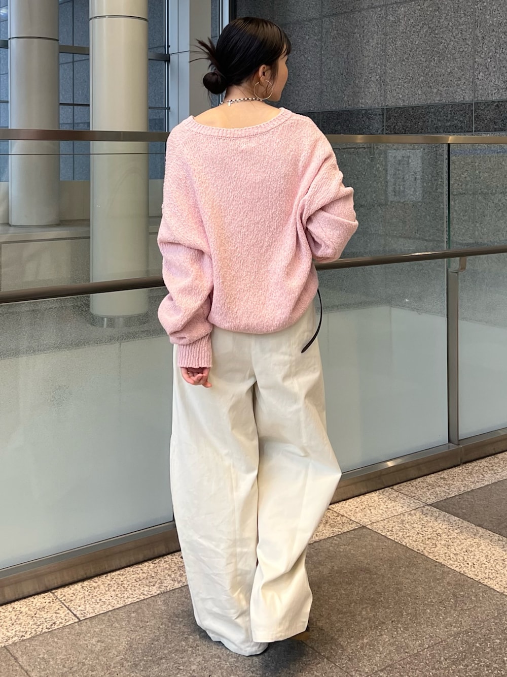 ホワイト系のチノパンツ、ピンク系のニット/セーター、ブラウン系のベルトを着用したレディースの冬コーディネートの4枚目の写真