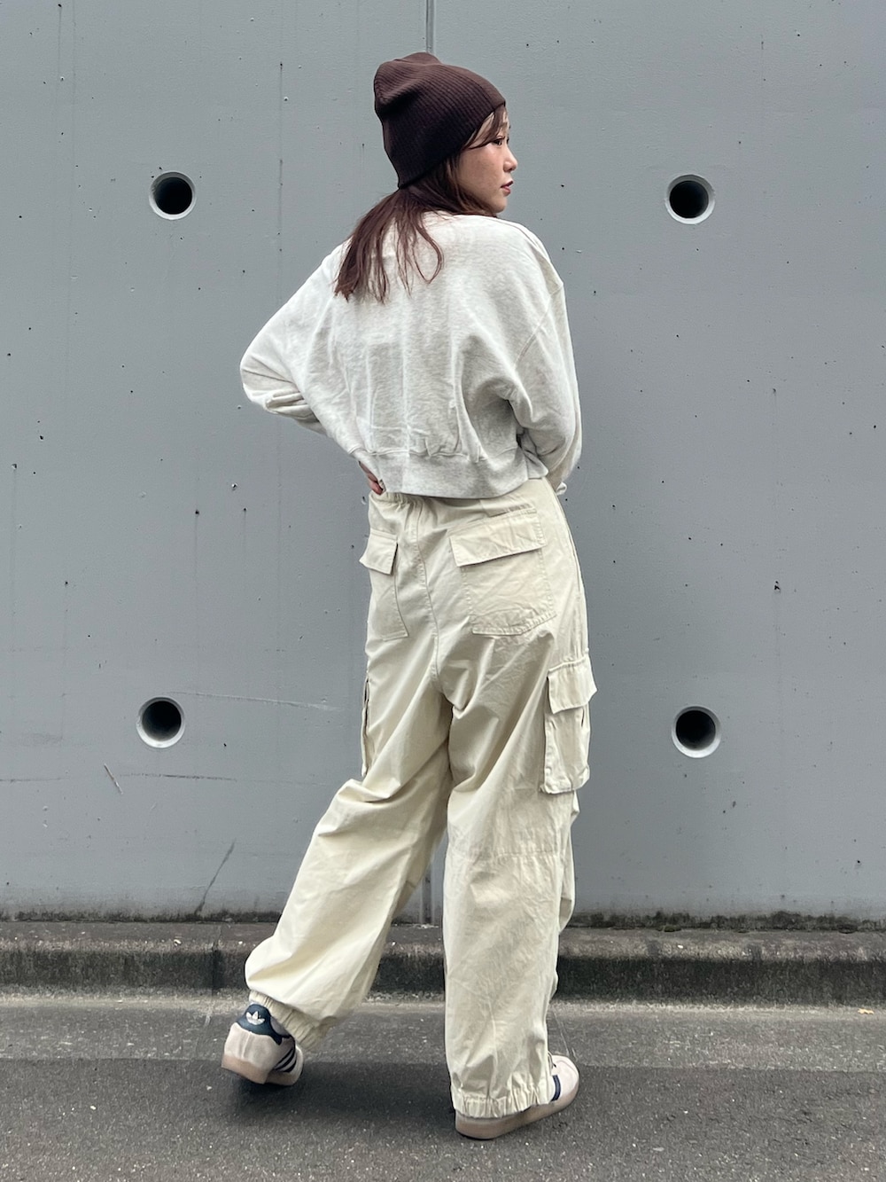 ホワイト系のカーゴパンツ、グレー系のスウェット、ブラウン系のニットキャップ/ビーニーを着用したレディースの秋コーディネートの4枚目の写真