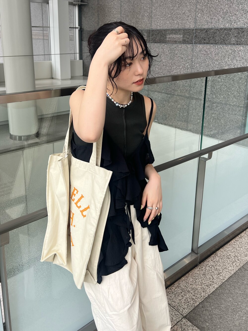 ホワイト系のその他パンツ、ブラック系のキャミソール、グレー系のタンクトップを着用したレディースの春コーディネートの6枚目の写真