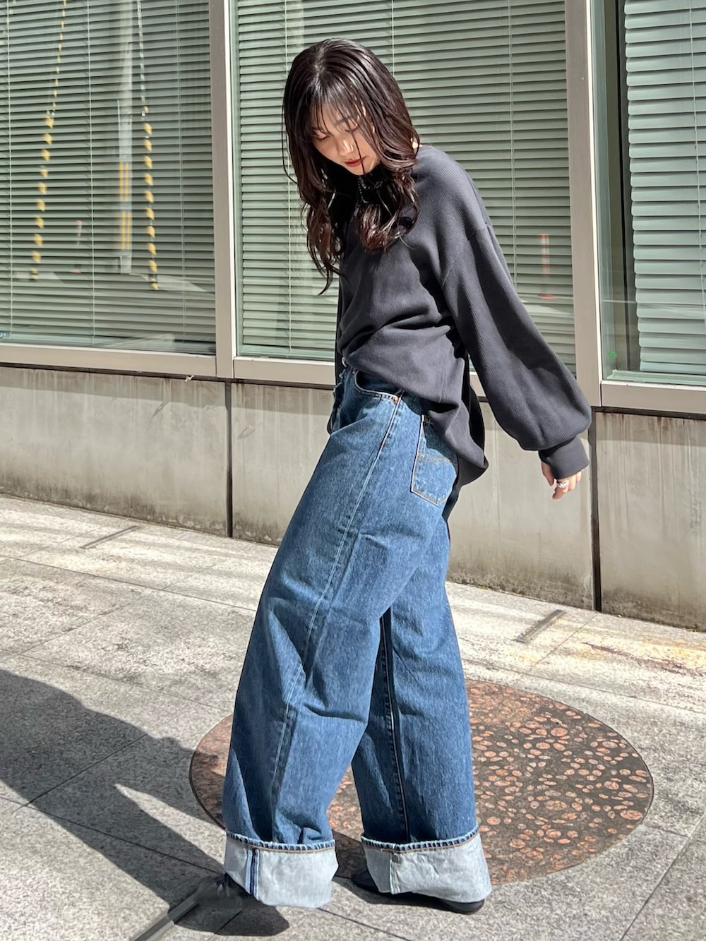 ブルー系のデニムパンツ、グレー系のTシャツ/カットソーを着用したレディースの冬コーディネートの3枚目の写真