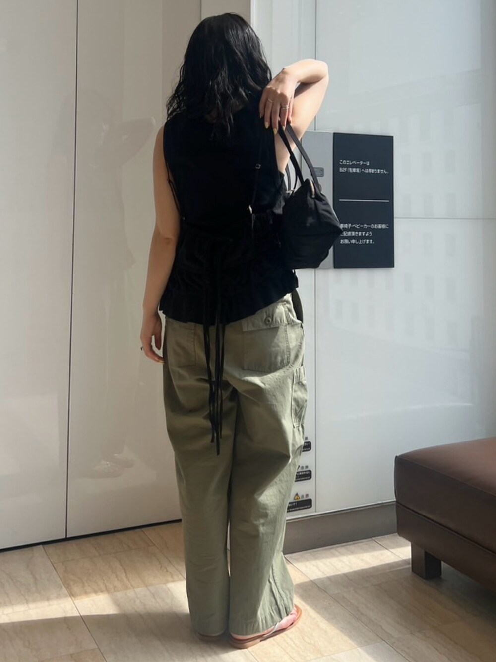 グリーン系のその他パンツ、ブラック系のタンクトップ、シルバー系のサンダルを着用したレディースの春コーディネートの3枚目の写真