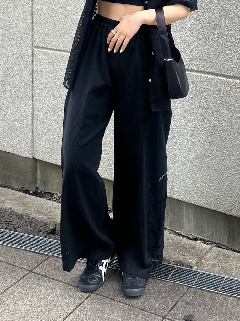 ブラック系のその他パンツ、ブラック系のシャツ/ブラウス、ブラック系のキャミソールを着用したレディースの春コーディネートの4枚目の写真