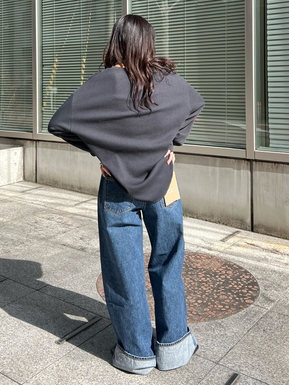 ブルー系のデニムパンツ、グレー系のTシャツ/カットソーを着用したレディースの冬コーディネートの4枚目の写真