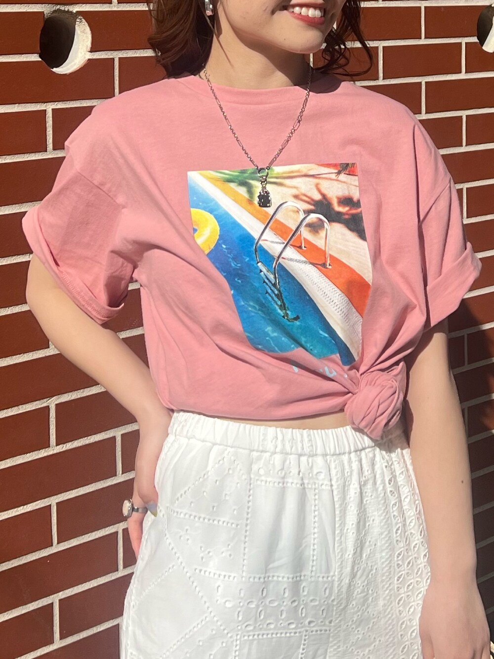 ホワイト系のその他パンツ、ベージュ系のショルダーバッグ、ピンク系のTシャツ/カットソーを着用したレディースの春コーディネートの6枚目の写真