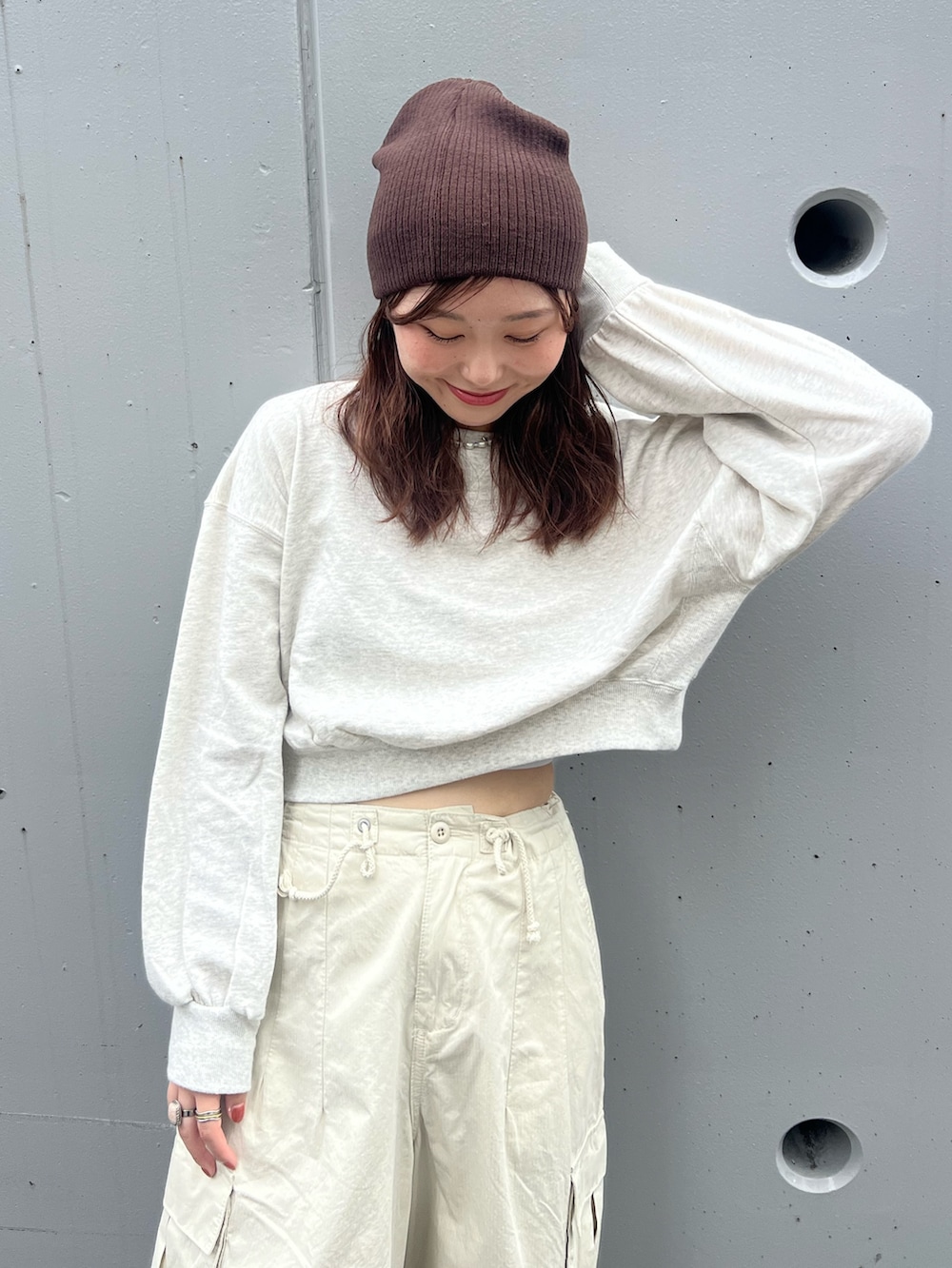 ホワイト系のカーゴパンツ、グレー系のスウェット、ブラウン系のニットキャップ/ビーニーを着用したレディースの秋コーディネートの5枚目の写真