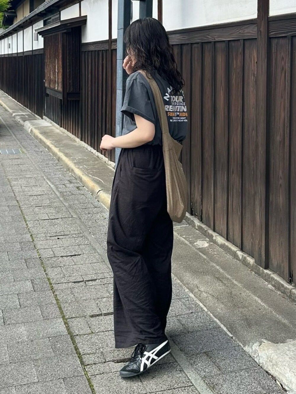 ブラック系のその他パンツ、グレー系のTシャツ/カットソーを着用したレディースの夏コーディネートの3枚目の写真