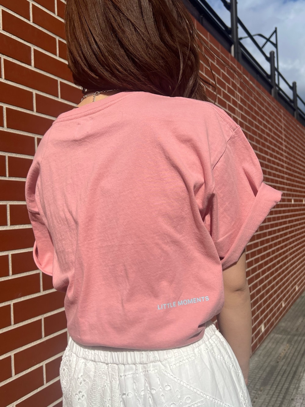 ホワイト系のその他パンツ、ベージュ系のショルダーバッグ、ピンク系のTシャツ/カットソーを着用したレディースの春コーディネートの5枚目の写真