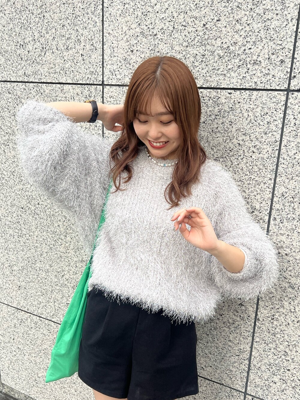 シルバー系のニット/セーター、ブラック系のブーツを着用したレディースの秋コーディネートの4枚目の写真