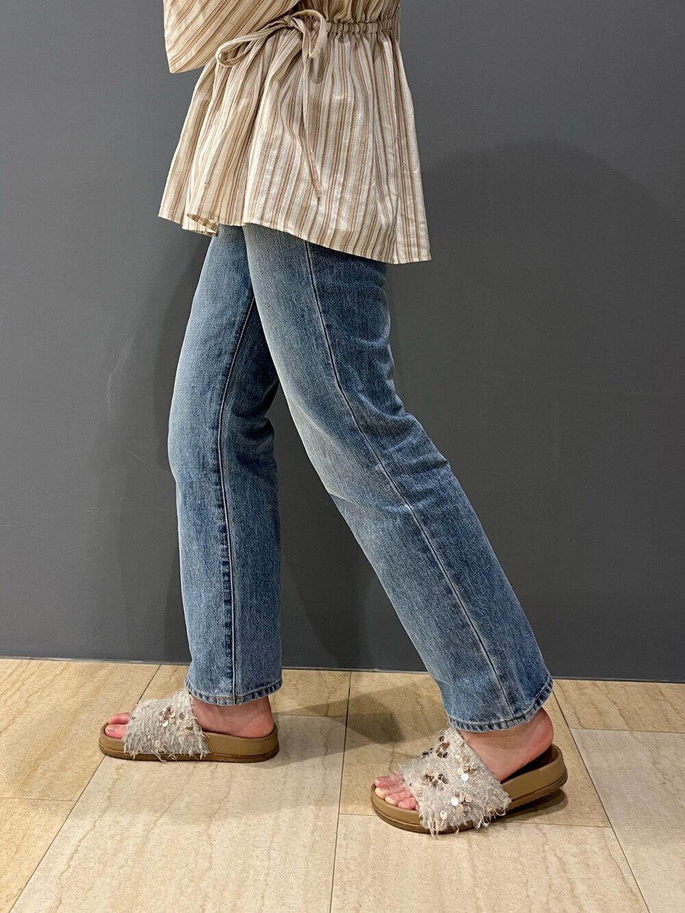 その他のシャツ/ブラウス、ブルー系のデニムパンツ、ホワイト系のサンダルを着用したレディースの春コーディネートの8枚目の写真