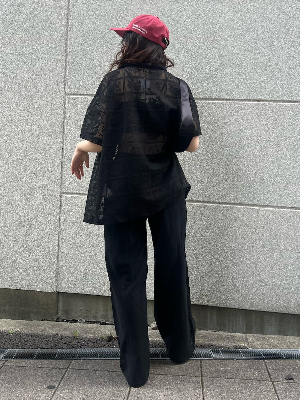 ブラック系のその他パンツ、ブラック系のシャツ/ブラウス、ブラック系のキャミソールを着用したレディースの春コーディネートの3枚目の写真