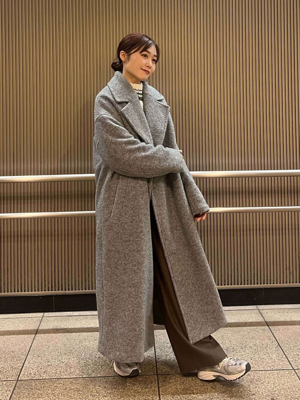 ブラウン系のその他パンツ、ホワイト系のニット/セーター、グレー系のチェスターコートを着用したレディースの冬コーディネートの2枚目の写真