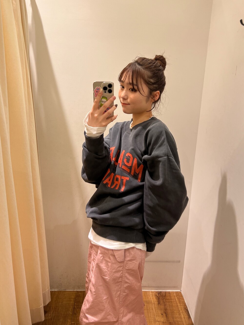 グレー系のスウェット、ピンク系のその他パンツ、ホワイト系のTシャツ/カットソーを着用したレディースの冬コーディネートの3枚目の写真