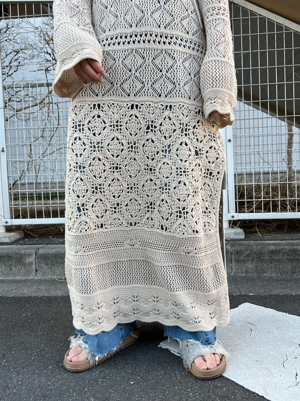 ホワイト系のワンピース、ホワイト系のTシャツ/カットソー、ホワイト系のサンダルを着用したレディースの春コーディネートの6枚目の写真