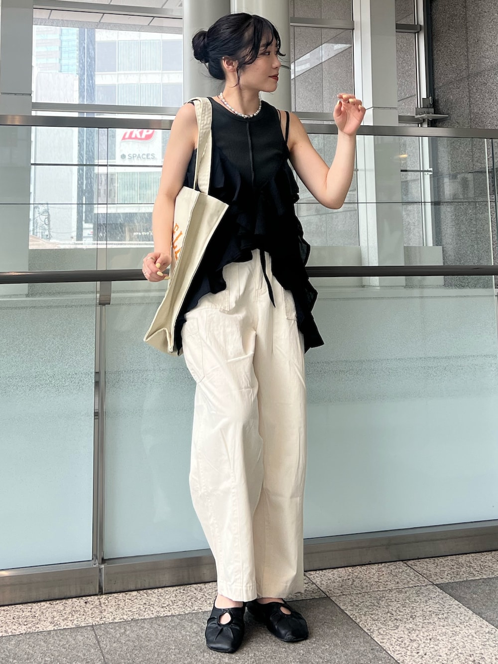 ホワイト系のその他パンツ、ブラック系のキャミソール、グレー系のタンクトップを着用したレディースの春コーディネートの3枚目の写真