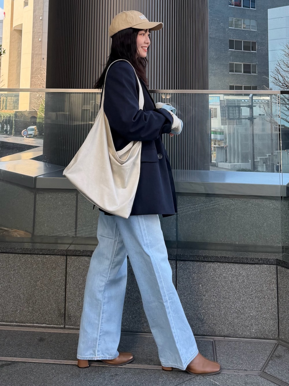 ホワイト系のTシャツ/カットソー、ブルー系のテーラードジャケット、ブルー系のTシャツ/カットソーを着用したレディースの冬コーディネートの3枚目の写真