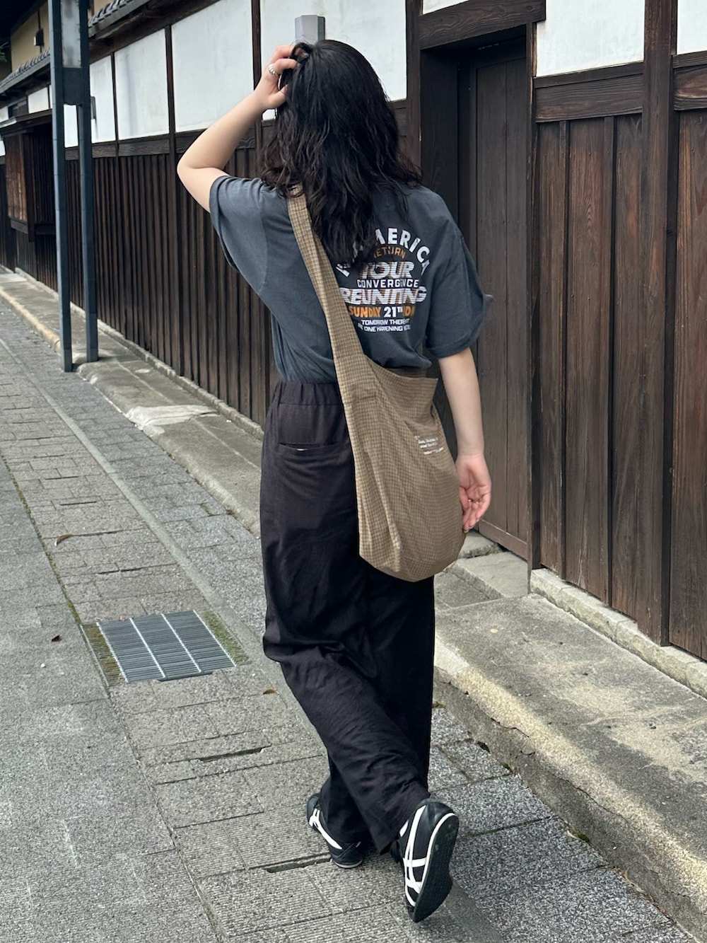 ブラック系のその他パンツ、グレー系のTシャツ/カットソーを着用したレディースの夏コーディネートの4枚目の写真