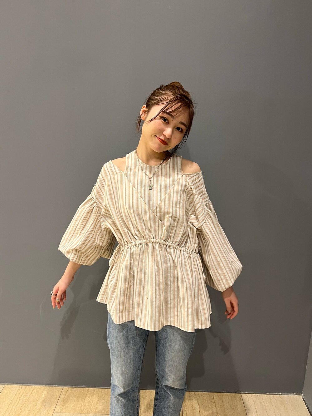 その他のシャツ/ブラウス、ブルー系のデニムパンツ、ホワイト系のサンダルを着用したレディースの春コーディネートの4枚目の写真