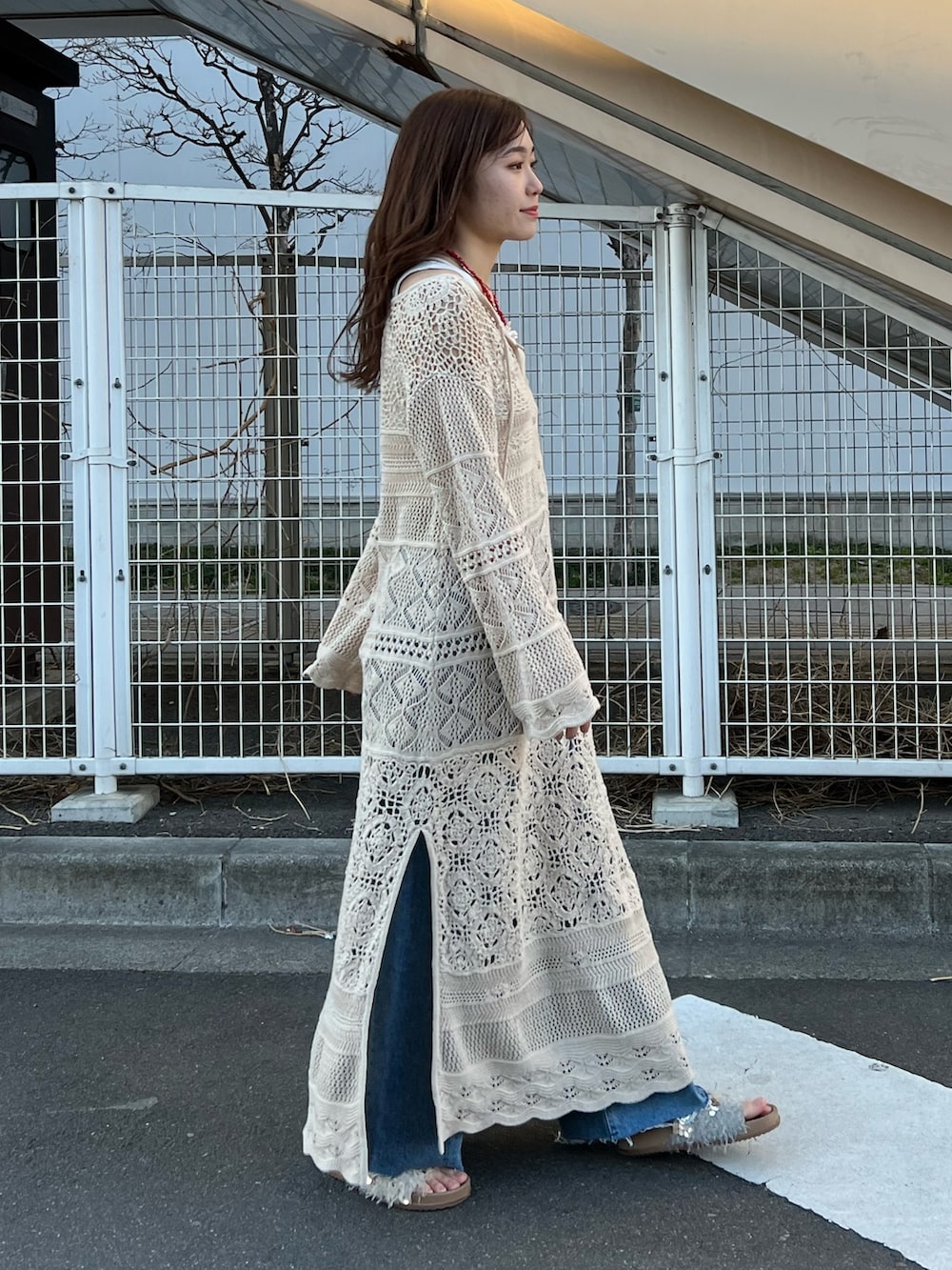 ホワイト系のワンピース、ホワイト系のTシャツ/カットソー、ホワイト系のサンダルを着用したレディースの春コーディネートの3枚目の写真